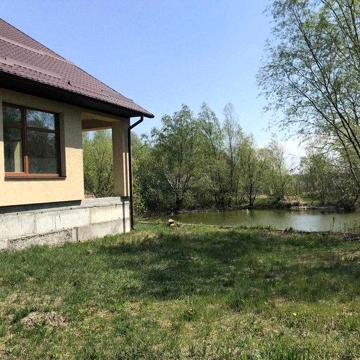 Будинок в с. Трушки з прямим виходом до повноводної річки.