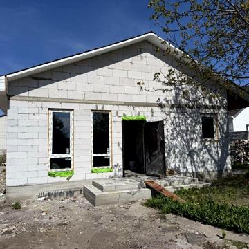 Продаж будинку 100 кв.метрів права сторона ( газ,світло, вода)