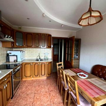 Федора Ернста вул., 12