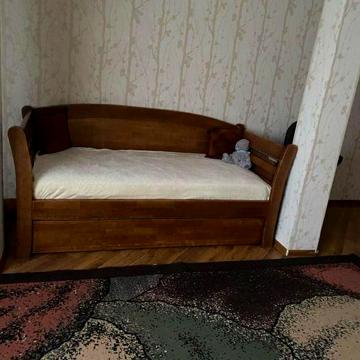Окрема частина будинку з двором та входом