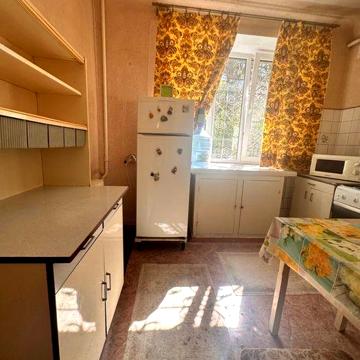 Продам двокімнатну квартиру вул.Воскресенська 1а