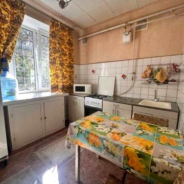 Продам двокімнатну квартиру вул.Воскресенська 1а