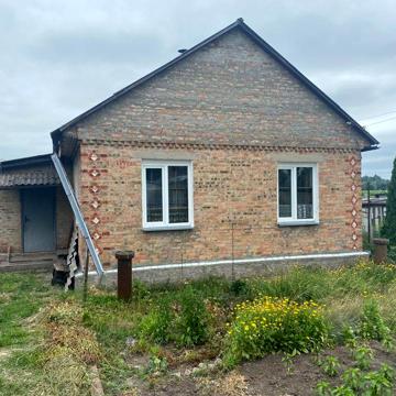Продається будинок та земельна ділянка