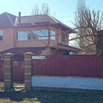Будинок з цікавою архітектурною думкою! - є відеоогляд будинку!
