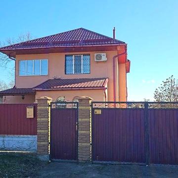 Будинок з цікавою архітектурною думкою! - є відеоогляд будинку!