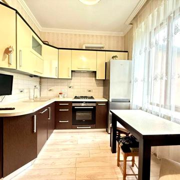 Здається 3-кім. квартира на 2 поверсі у 4 поверхового будинку.