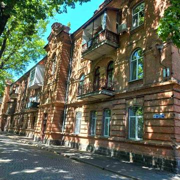 Кирпич старины + парк за окнами = жизнь как в кино! Пиши новую историю