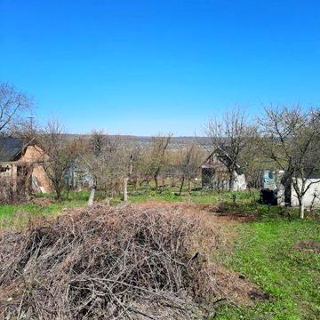 Земельна ділянка з будиночком.