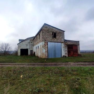 Продається не жила будівля