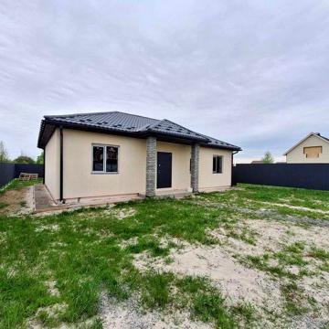 Продам новий 1 но поверховий будинок 95м2 на ділянці 6 сот гарне місце