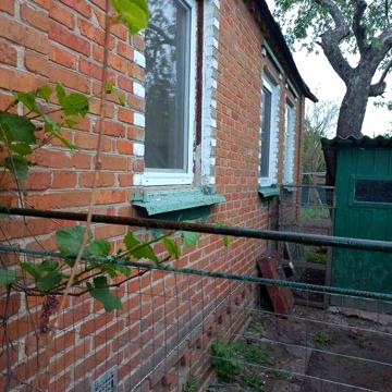 Здам будинок в Люботині з комунікаціями і  ставком