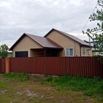 Будинок за таращянським масивом летра на березі річки