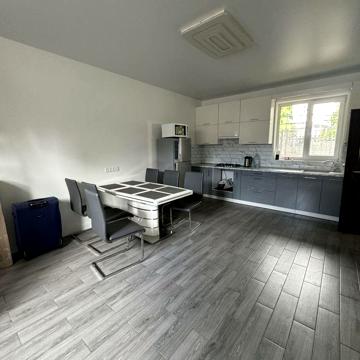 Продаж будинку на 6 Слобідській в районі авторинку, земля 1,7 соток.