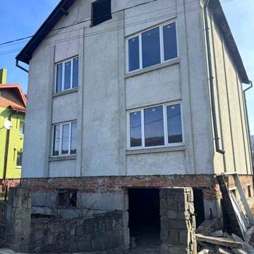 Продаж просторого будинку в Сколе