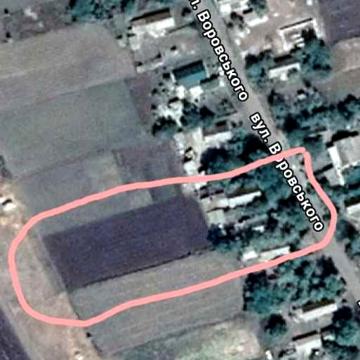 Продам будинок в селі на площі 0.25 Га з повним пакетом документів.