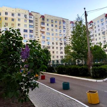 Академіка Сахарова вул., 44
