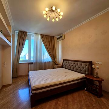 Володимира Івасюка просп. (Героїв Сталінграду), 8
