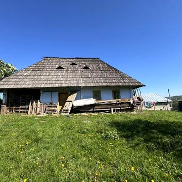 Продається земля з озером та стареньким будинком