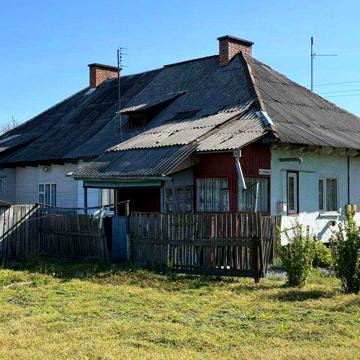 Частина будинка з земельною ділянкою