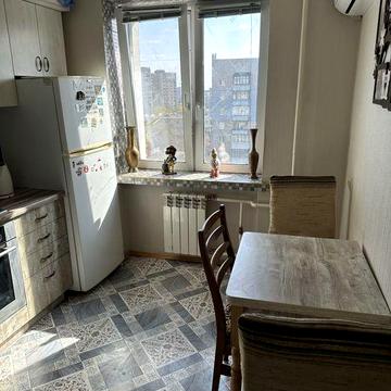 Продам 2х.квартиру 8/9 S-52м2. кирпич,газ, на П.Поле
