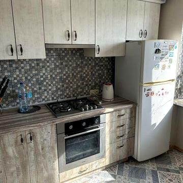 Продам 2х.квартиру 8/9 S-52м2. кирпич,газ, на П.Поле