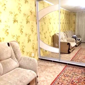 Уютная 1 к.к. в Октябрьском с мебелью и бытовой техникой