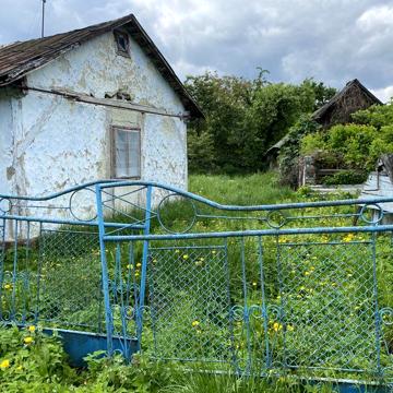 Будинок, хата з подвірʼям
