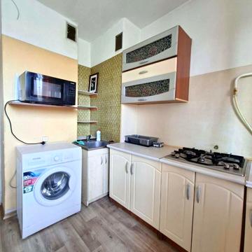 Академіка Корольова вул., 80б