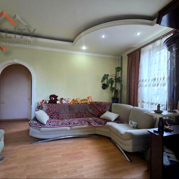 Незалежності вул. (Титова), 11