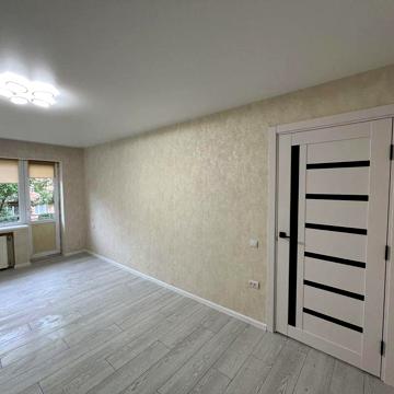 Продаж квартири з гарним новим ремонтом.