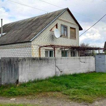 Продам добротний двоповерховий будинок