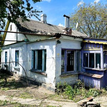 Продаж частини будинку в гарному місці під ремонт