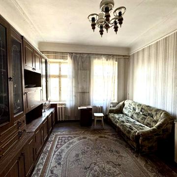 Середня вул., 11