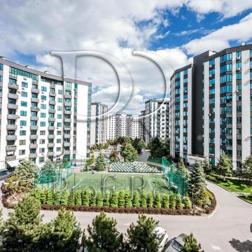 Героїв Небесної Сотні просп., 18/8