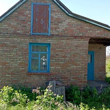 Продам будинок з великим городом, що спускається до річки