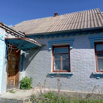 Продам будинок з великим городом, що спускається до річки