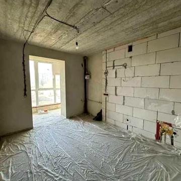Продаж 1 кімнатної квартири з частковим ремонтом в центі міста