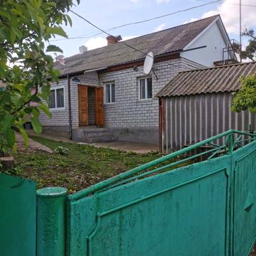 Будинок з господарськими спорудами та