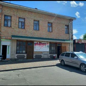 Продається частина будинку в самому центрі міста.