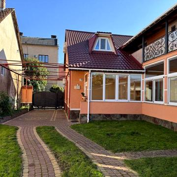 Продам чудовий, практичний і просторий будинок у центрі міста