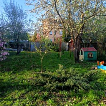 Здам будинок біля метро Славутич, Нижні сади