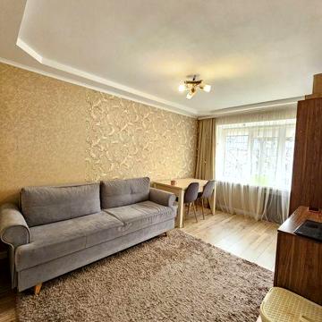 Продам 2-кім квартиру, район Універмагу