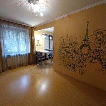 Продам 3 квартиру в центрі міста, з ремонтом , автономним опаленням.