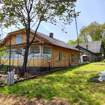 Будинок з господарськими будівлями і садом