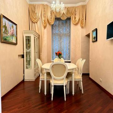 Костельна вул., 8