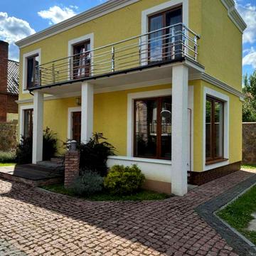 Здаю в оренду двоповерховий будинок в місті Сколе на 4-5 людей.