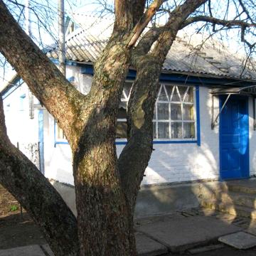 Будинок 4 кімнати для проживання, з садибою для ведення господарства.