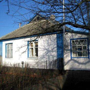 Будинок 4 кімнати для проживання, з садибою для ведення господарства.