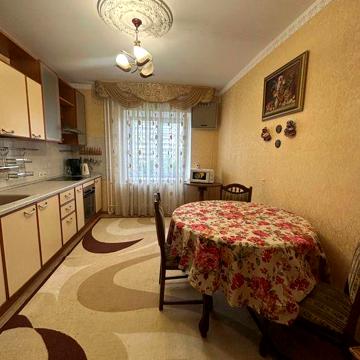 Вишняківська 13,простора 4к квартира, невисокий поверх !