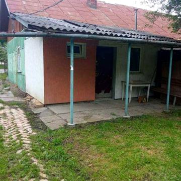 продаж половини деревяного будинку  під капітальний ремонт
у м. Калуш